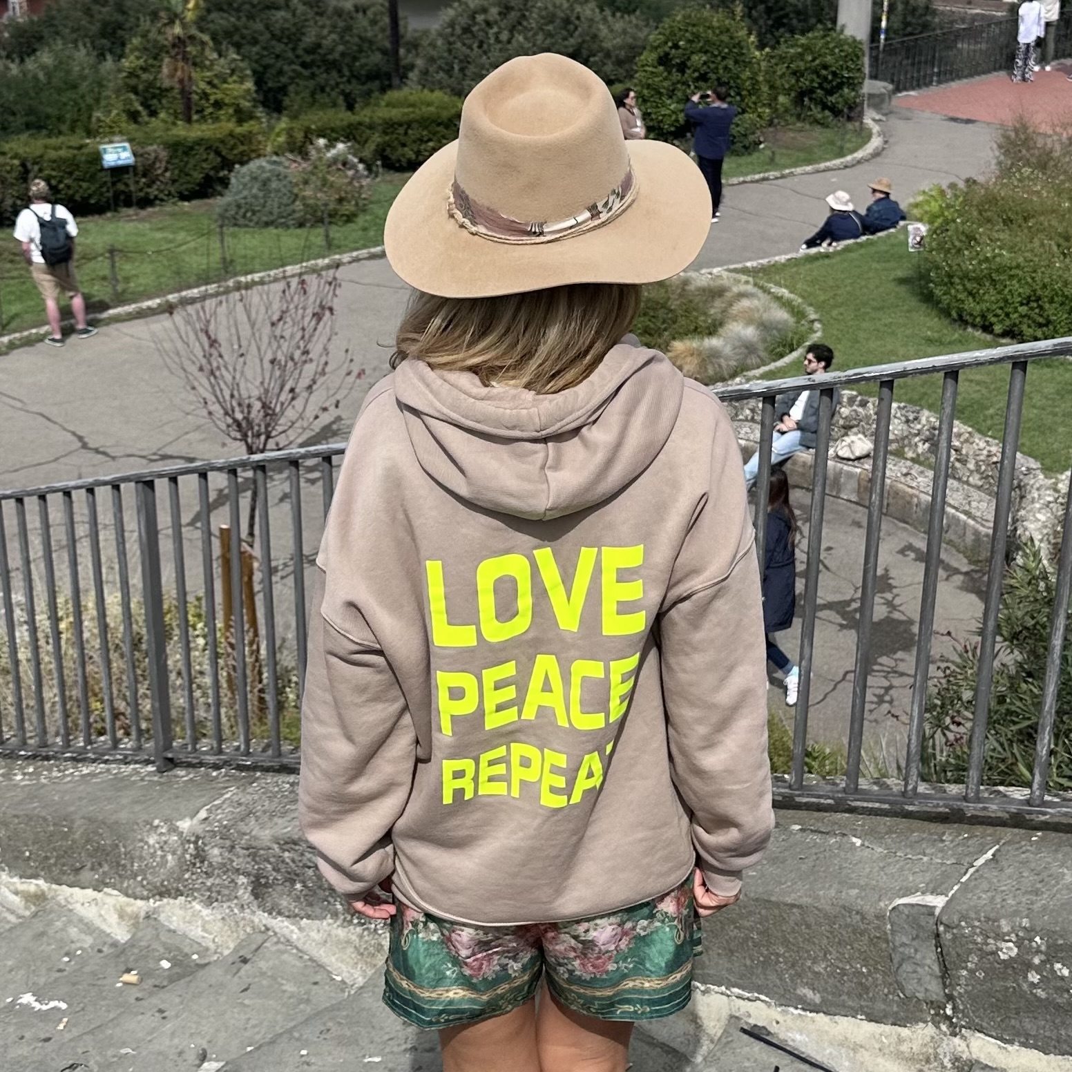 Hoodie Oversize in verschiedenen Farben und Aufdrucken – Bild 13