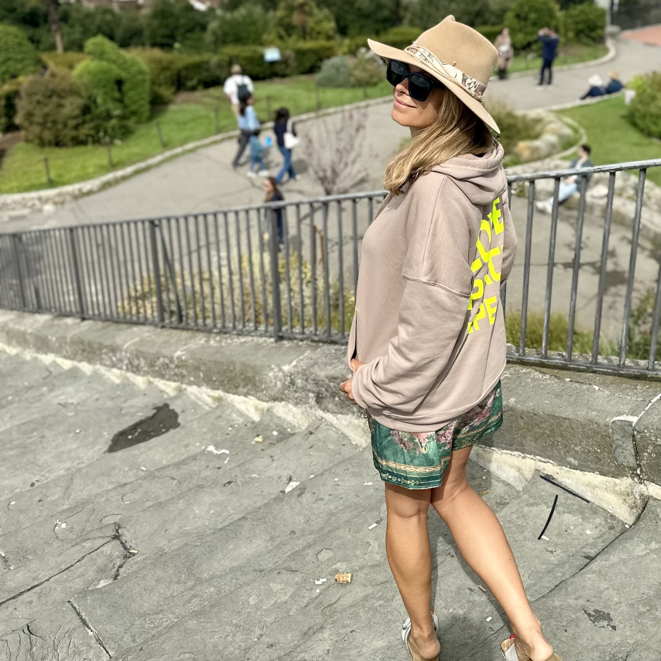 Hoodie Oversize in verschiedenen Farben und Aufdrucken – Bild 12