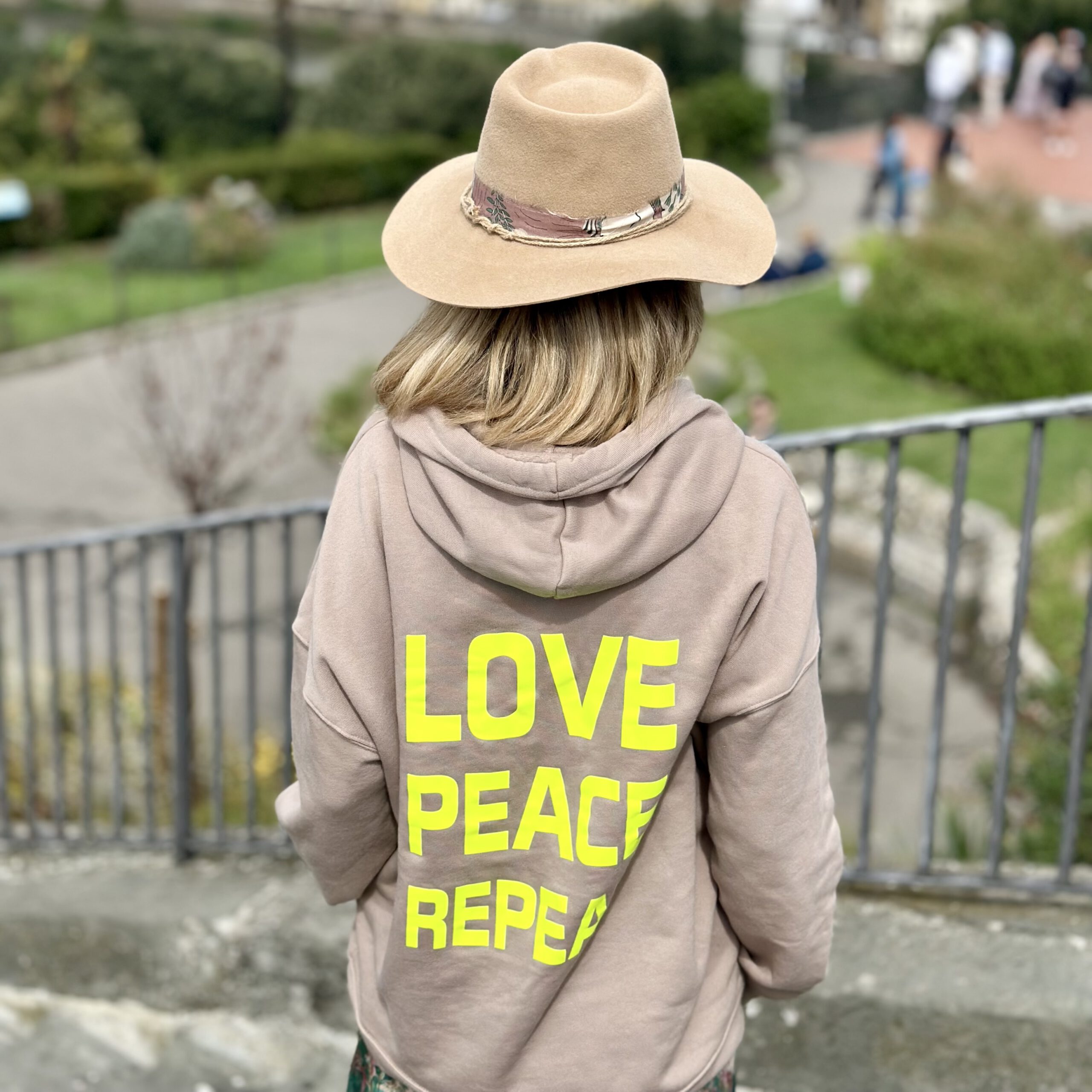 Hoodie Oversize in verschiedenen Farben und Aufdrucken – Bild 11